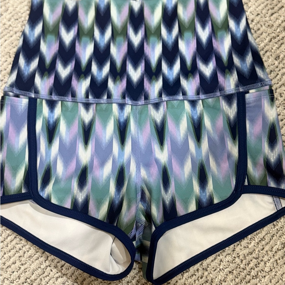 Geometric Patterned Women's Athletic Shorts